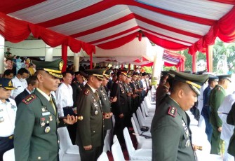 Dandim 0319/Mentawai Letkol Inf Febi Adrianto saat menghadiri upacara peringatan HUT TNI ke-77 di lapangan Imam Bonjol Padang. Rabu (5/10)