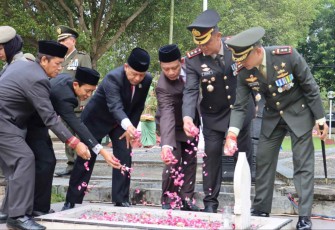 Ziarah dan tabur bunga di TMP Pacitan