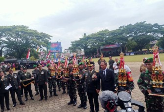 Danrem 064/MY Brigjen TNI Tatang Subarna foto bersama Babinsa berprestasi. Rabu (5/10)