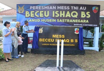 Danlanud Husein Sastranegara Kolonel Pnb I Gusti Putu Setia meresmikan nama baru mess di Skadik 505 Bandung. Kamis (6/10)