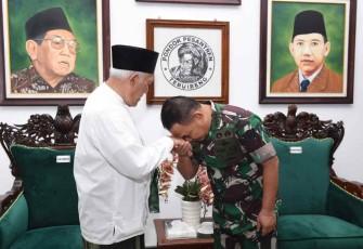 Kasad Jenderal TNI Dudung Abdurachman bersilaturahmi dengan KH Abdul Hakim Mahfudz pengasuh ponpes Tebuireng Jombang. Jum'at (7/10)