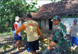 Bersihkan pohon tumbang di rumah warga binaan