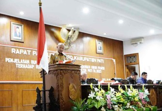 Pj Bupati Pati Henggar Budi Anggoro saat rapat paripurna DPRD Pati 