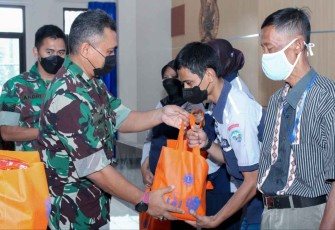 Bakti sosial pemberian sembako