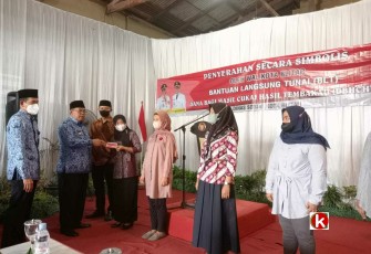 Walikota Blitar Santoso Secara Simbolis Serahkan BLT DBHCHT kepada Pekerja di Salah Satu Pabrik Rokok di Kota Blitar (Foto : Faisal NR / Klikwarta.com)