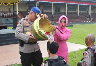 Kasetukpa Lemdiklat Polri Brigjen Pol Mardiaz Kusin Dwihananto saat penyiraman air bunga perwakilan peserta didik. Sukabumi, Selasa (11/10)