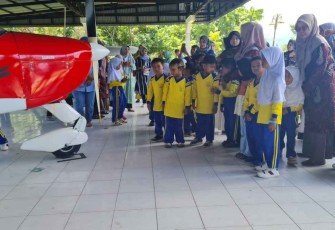 Antusias anak-anak melihat pesawat terbang di Lanud Sutan Sjahrir, Padang, Selasa (11/10)