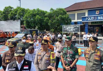 Danlanud Sugiri Sukani Letkol Pnb Supardo Butarbutar saat konferensi pers bersama Bupati Majalengka. Rabu (12/10)
