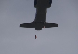 Helibox saat diterjunkan dari pesawat CN 295, Rabu (12/10)