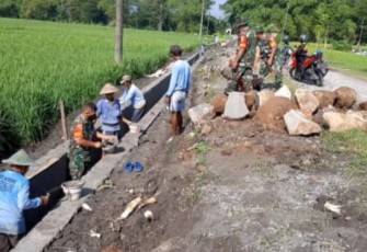 Gotong royong bangun talud di desa binaan