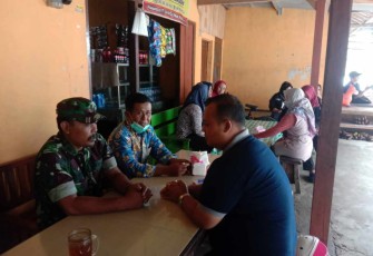 Komsos Babinsa dengan warga binaanya 