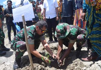 Pangkostrad Letjen TNI Maruli Simanjuntak saat tanam sorgum