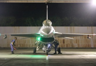 Latihan terbang malam pilot lanud Iswahjudi 
