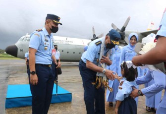 Danlanud Maimun Saleh Letkol Pnb Fahrur Rozi saat menyambut Kasau