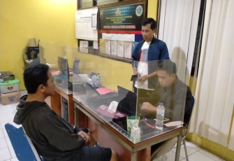 Juru parkir berinisial HS yang diduga jadi kurir sabu saat diperiksa Satresnarkoba Polres Blora.