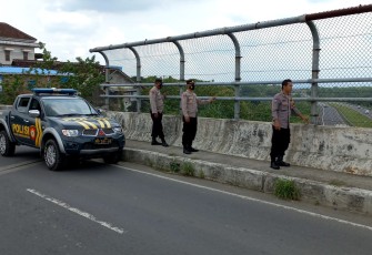 Petugas kepolisian jajaran Polres Karanganyar sedang melakukan patroli di kawasan fly over, pada Jumat (21/10/2022).