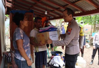 Kapolres Malang AKBP Putu Kholis Aryana saat memberikan bantuan korban banjir 