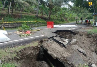 Jalan ambles di jalur Pansela