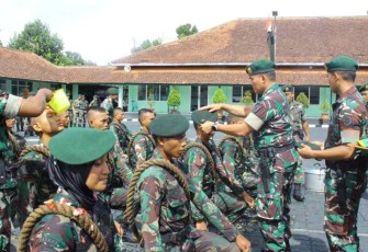 Danyon Bekang 2 Kostrad Letkol Cba Firmanuddin Lilawangsa saat tradisi penerimaan warga baru 