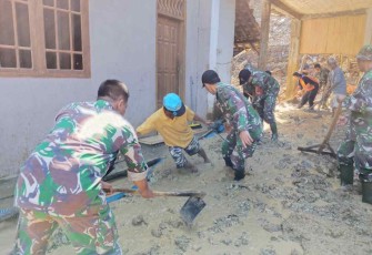 Pembersihan material longsor di rumah warga 