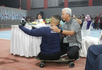 Ganjar Pranowo swafoto bersama atlet NPCI di Surakarta 
