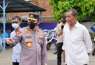 Kapolri Jenderal Listyo Sigit Prabowo saat berdialog dengan warga pemohon SIM di Satpas SIM Polda Metro Jaya 