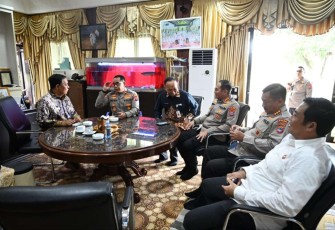 Kapolda Kalsel Brigjen Pol Andi Rian Djajadi saat silaturahmi bersama gubernur 
