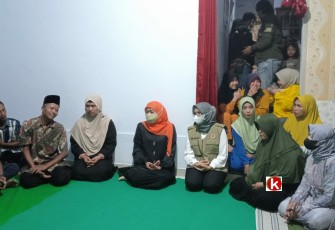Gubernur Khofifah (pakai hijab warna oranye) didampingi Bupati Blitar Rini Syarifah (pakai rompi warna cokelat) Berta'ziah di Kediaman Almarhum Riyanto Korban Hanyut Diterjang Banjir Bandang,di Desa Tumpakoyot, Kecamatan Bakung, Kabupaten Blitar. (Foto : Faisal NR / Klikwarta.com)