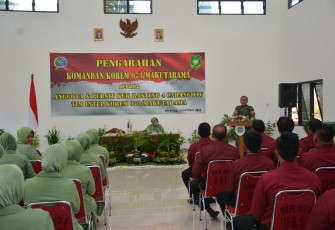 Danrem 073/Mkt saat memberikan arahan didepan anggota intel dan Persit 