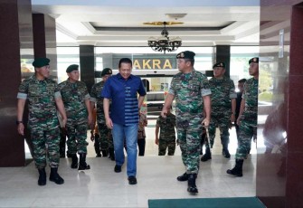 Pangkostrad Letjen TNI Maruli Simanjuntak menyambut Ketua MPR RI Bambang Soesatyo di Makostrad 