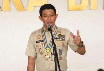 Kepala BNPB Letjen TNI Suharyanto saat memberikan keterangan pers kepada wartawan setelah menjadi pembicara pada Kuliah Umum di Kampus IPDN, Sumedang, Jawa Barat, Selasa (2/11).