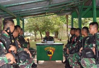 Danpussenif Letjen TNI Arif Rahman saat memberikan pengarahan prajurit satgas Yonif 511/DY