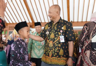 Pj Bupati Pati saat melepas kontingan MAPSI  SD 
