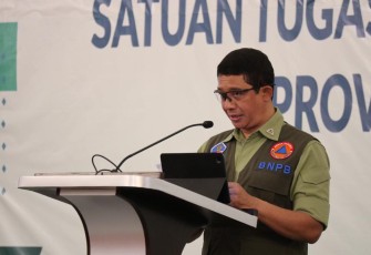Kepala BNPB Letjen TNI Suharyanto memberikan arahan dalam rapat koordinasi bersama jajaran Pemerintah Provinsi Kepulauan Riau di Pangkal Pinang, Kepulauan Riau, Kamis (3/11).