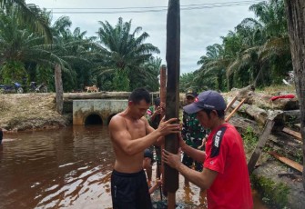 Bangun jamban warga perbatasan 