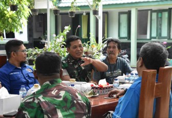 Danrem 023/KS Kol Inf Dodi Triwinarto saat ngopi bareng bersama awak media