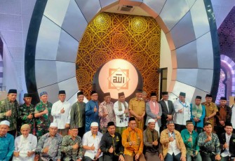 Foto bersama Danlanud Sut usai Salat Gerhana Bulan