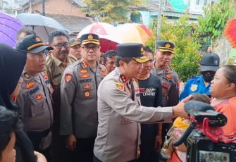 Kapolda Jatim Irjen Pol Toni Harmanto saat mengunjungi korban banjir di kecamatan Kalibaru Banyuwangi 