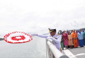 Pangkoarmada III Laksamana Muda TNI Irvansyah tabur bunga hari Pahlawan 