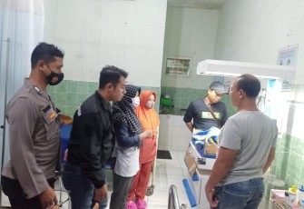 Satreskrim Polres Jepara saat evakuasi bayi di Puskesmas Bangsri