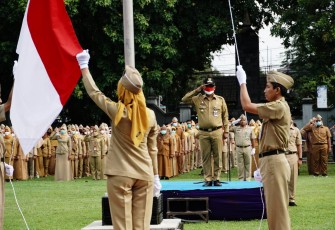 Pj Bupati Pati Henggar  saat mengikuti upacara HKN