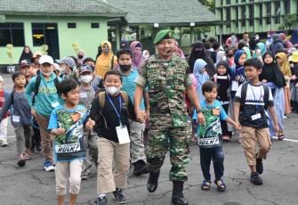 Kasiter Korem 073/Mkt saat mengajak keliling anak-anak di lingkungan Makorem 073/Mkt
