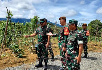 Waasops Kasad saat mengunjungi Satgas Pamtas RI-Malaysia Yonarmed 19/105 Trk Bogani