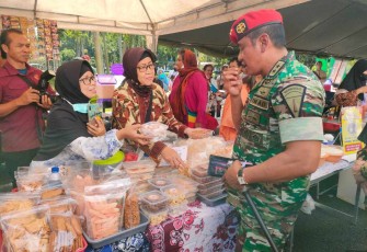 Danjen Kopassus Mayjen TNI Iwan Setiawan saat meninjau stand Festival UMKM Hasil Anak Bangsa