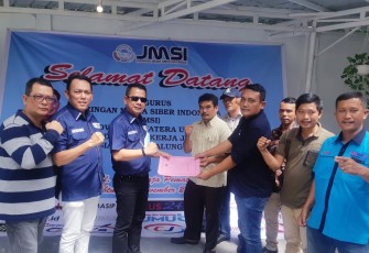 Sekjen JMSI Sumut Chairum Lubis SH saat menyerahkan berkas Pembentukan Pengurus di Siantar Simalungun