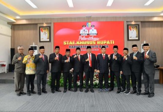 Foto bersama Bupati Zahir usai melantik 9 Stafsus