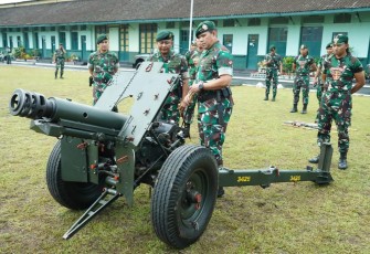Pangdiv 2 Kostrad Mayjen TNI Syafrial saat mengunjungi Yonarmed 11 Kostrad