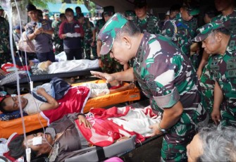 Kasad Jenderal TNI Dudung Abdurachman saat menjenguk korban gempa Cianjur 
