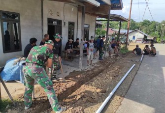 Pemasangan pipa air bersih di perbatasan 