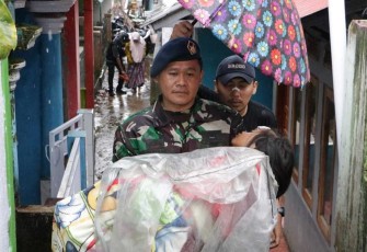 Tim Kesehatan TNI AU evakuasi dan berikan pengobatan korban gempa